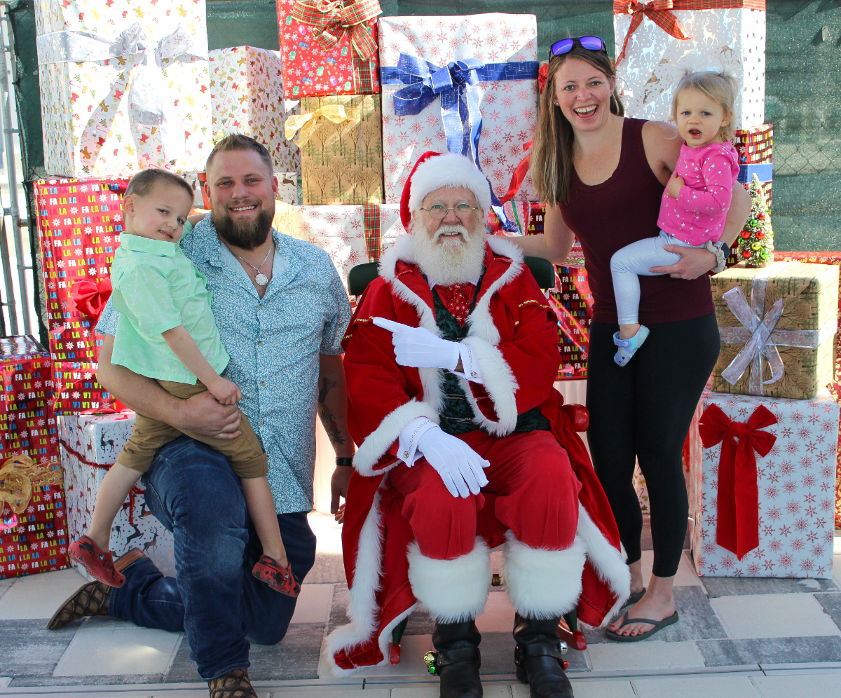 Family-Santa-Christmas-Photo-Session–-Club-at-Barefoot-Beach