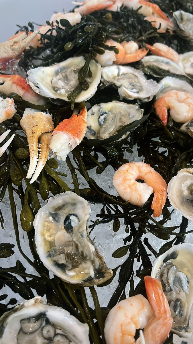 Seafood-Platter-Oysters-Shrimp-Crab-Seaweed–-Club-at-Barefoot-Beach