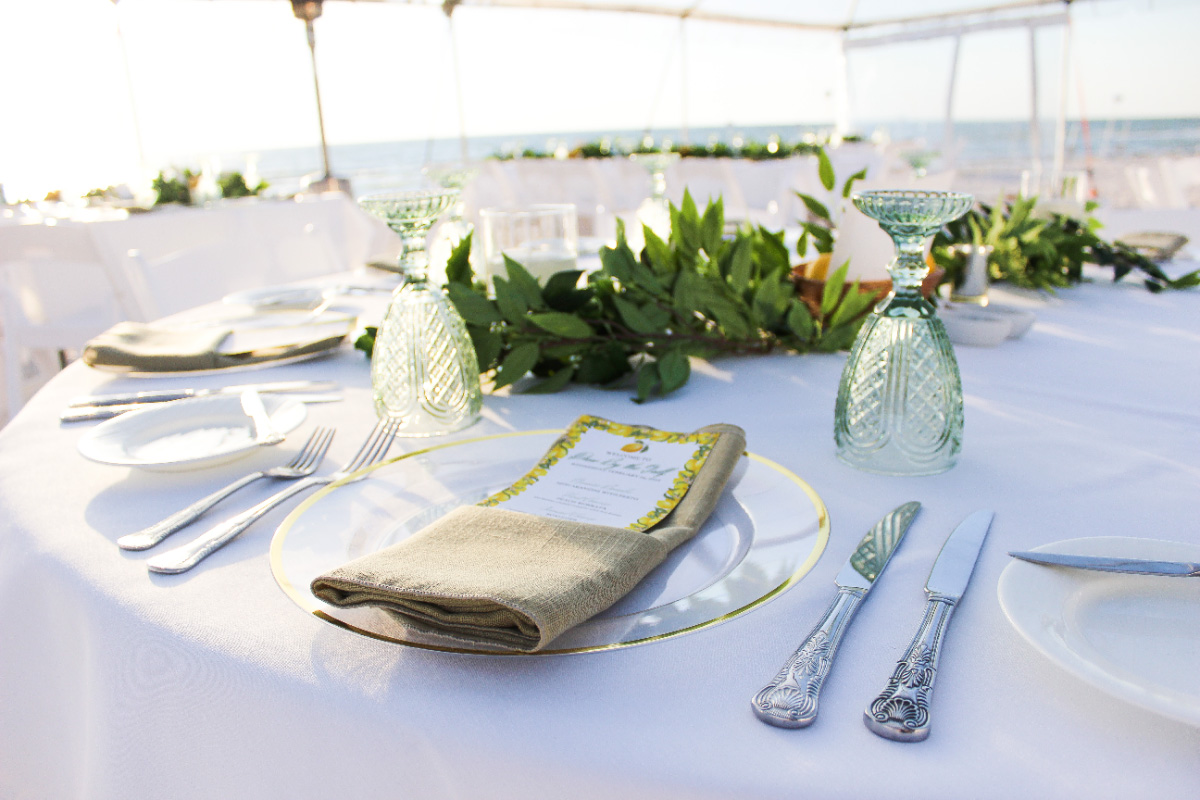 Beach-wedding-table-setting-decor–-Club-at-Barefoot-Beach