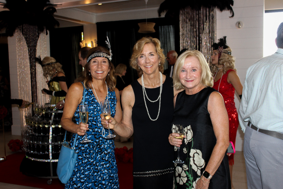 Roaring-20s-themed-party-women-champagne–-Club-at-Barefoot-Beach
